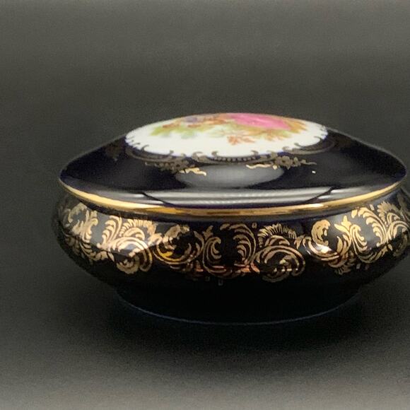 Limoges Castel France Blue Porcelain 22K Gold Trinket Box Courting Couple Vtg - Picture 5 of 11